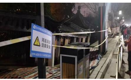 原因或为清淤导致坍塌?苏州十全街塌陷 部分商住户撤离