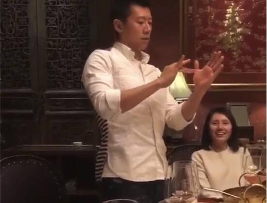 袁泉看夏雨变魔术开心大笑 圈里有名的“金童玉女”结婚多年罕见同框