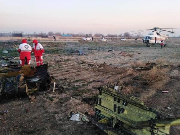 残骸遍地！乌克兰客机坠毁180人遇难 现场浓烟滚滚 