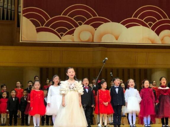 超美der！甜馨领唱萤火虫台风稳健 被网友称赞才貌双全!