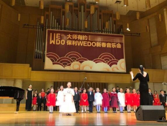 超美der！甜馨领唱萤火虫台风稳健 被网友称赞才貌双全!