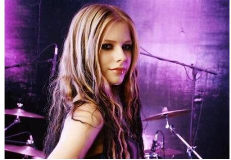 艾薇儿支持比伯感同身受实名力挺 比伯自曝患莱姆病痛苦折磨