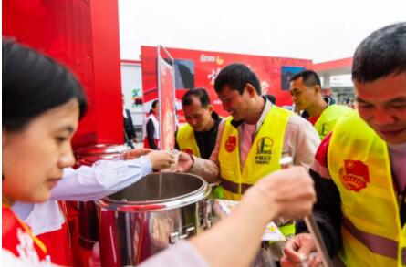 回家的路，因为有爱更温暖！