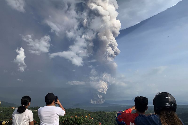 壮观而又危险！菲律宾火山喷发：居民放弃家园 浓烟蔓延整个天空