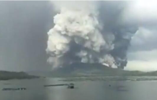 菲律宾塔尔火山喷发 耀眼闪电在火山灰中“穿梭”场面吓人