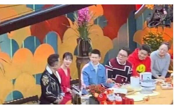 北京卫视春晚：杨紫张一山同台合唱 《家有儿女》主演五人齐聚
