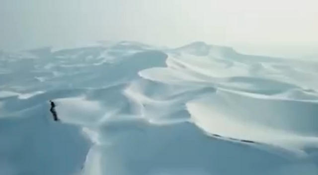 这是哪？沙漠变“雪海”分外迷人 什么自然现象会变成这样？