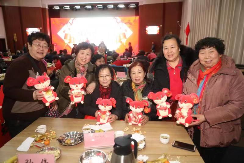 这场退休老同志茶话会，喜气洋洋暖人心