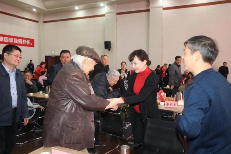 这场退休老同志茶话会，喜气洋洋暖人心