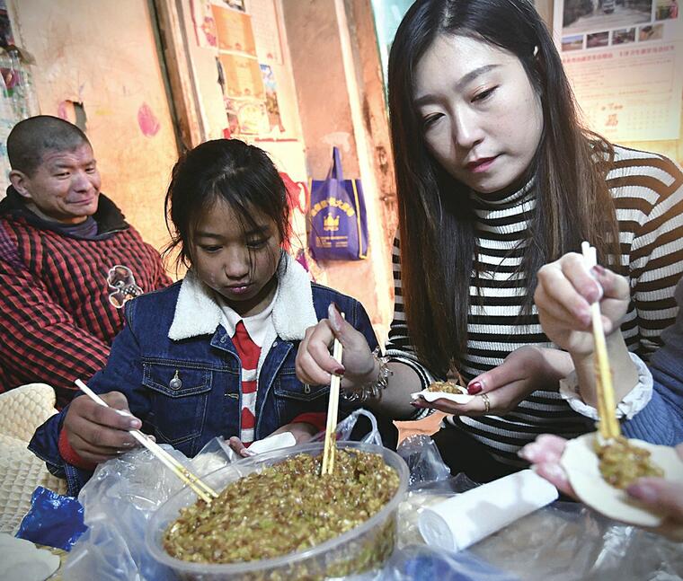 贴福字、包水饺，春燕度过了一个特别的小年