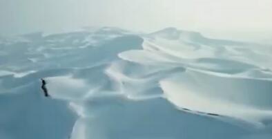 奇观来了！沙漠变“雪海” 降雪覆盖在沙浪上犹如一片“雪海”