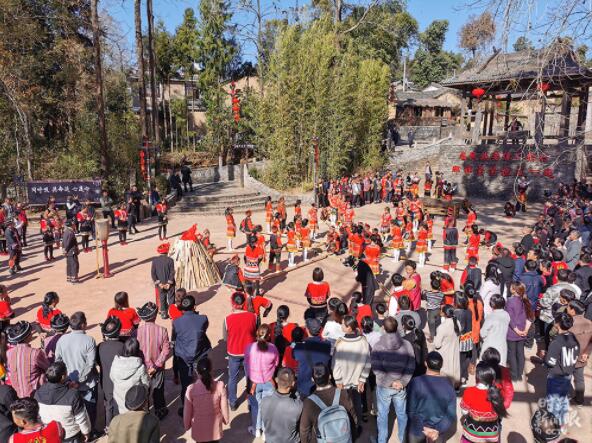 时政新闻眼丨春节前夕考察，习近平首站踏访边城腾冲