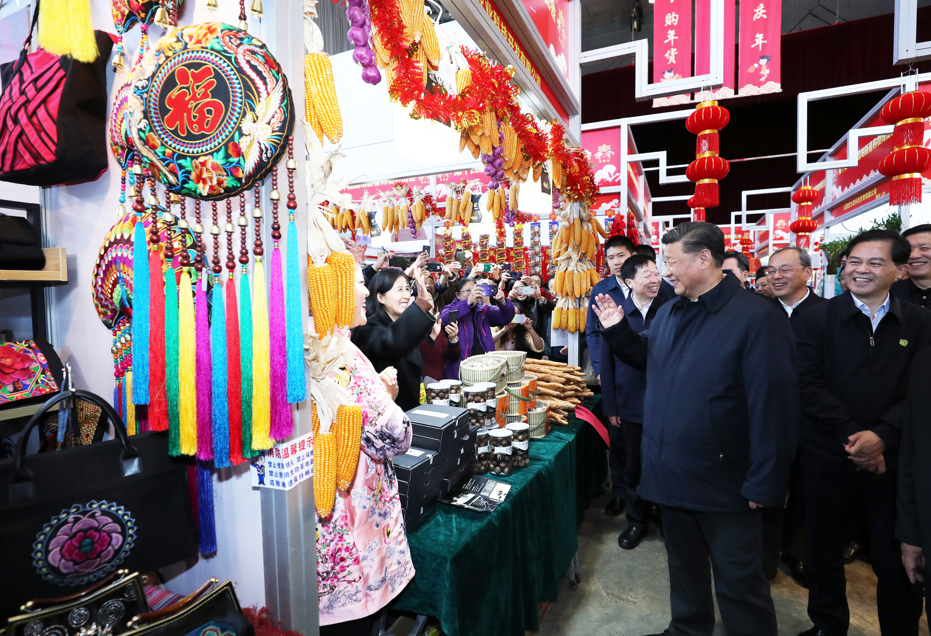 新春 习近平这几个拜年瞬间暖人心扉