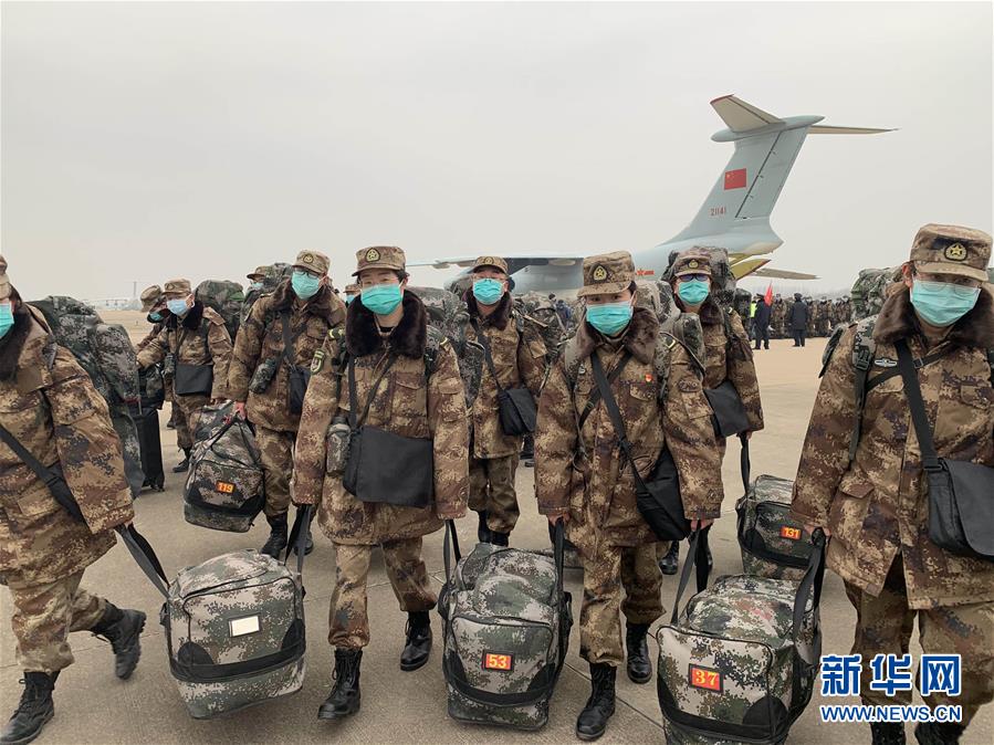 空军8架飞机紧急空运军队支援湖北医疗队抵达武汉