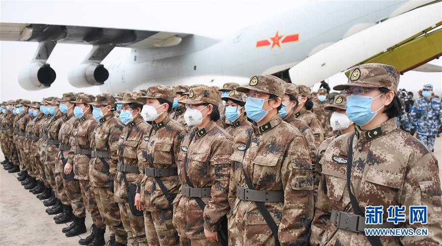 空军8架飞机紧急空运军队支援湖北医疗队抵达武汉