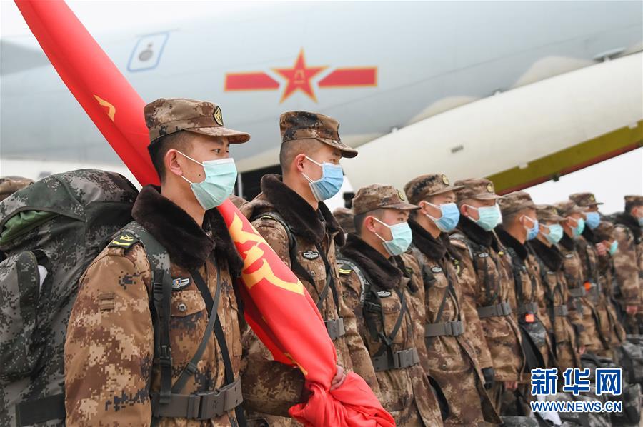 空军8架飞机紧急空运军队支援湖北医疗队抵达武汉