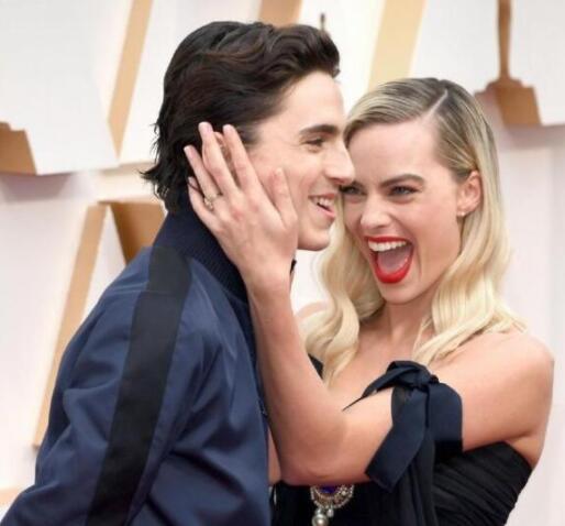 俩人互动太甜了吧！甜茶被罗比揉脸是怎么回事？真相了原来是这样！