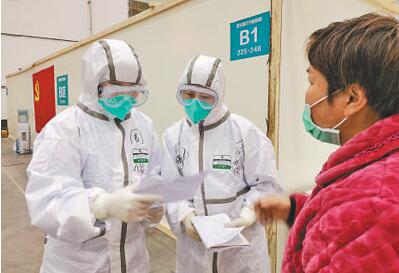 每天巡检，进行口服药、肌肉注射等治疗 武汉最大“方舱医院”运转有序