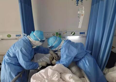 武汉战“疫”日记丨在病房里，我理解了那一碗热牛奶带给她的温暖