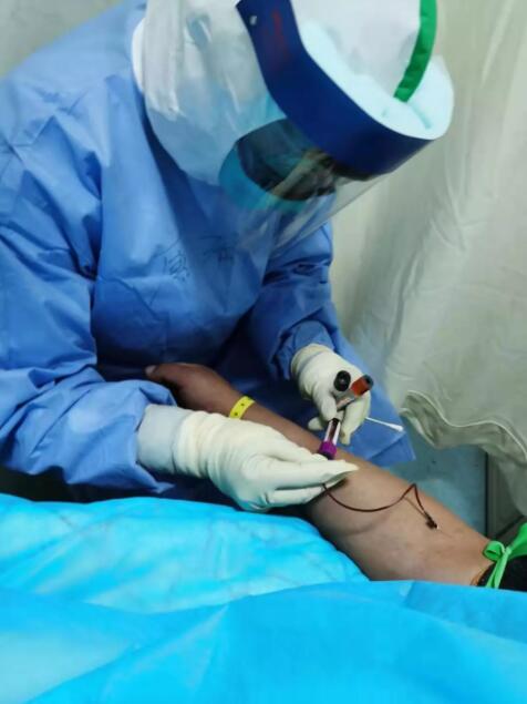 武汉战“疫”日记丨在病房里，我理解了那一碗热牛奶带给她的温暖