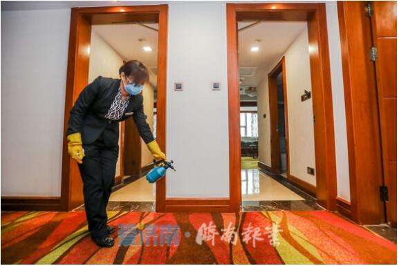济南报业记者探访集中留观酒店：电梯按键贴保鲜膜，3小时消毒一次
