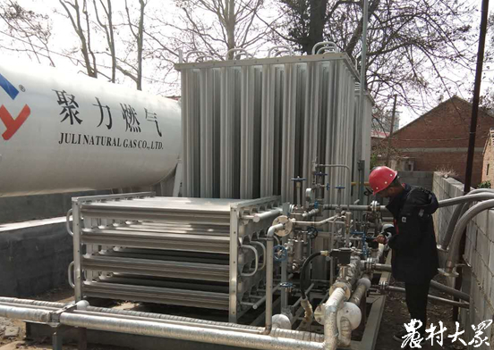 图为工作人员进行lng槽车卸液