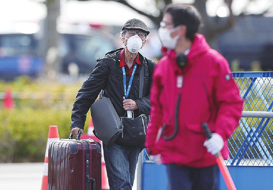 首批约500名乘客下船 “钻石公主”号疫情防控仍有问号
