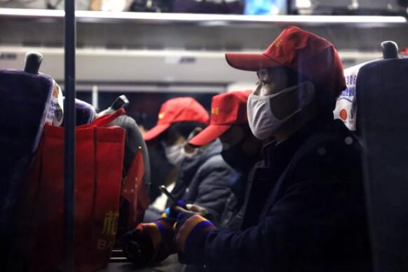 这些人有点酷，打了“动的”去上班！