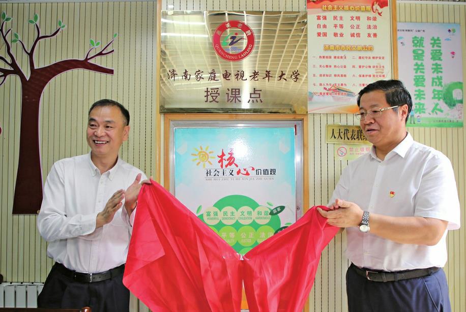 “节目里播出的，都是咱老年人需要的！”