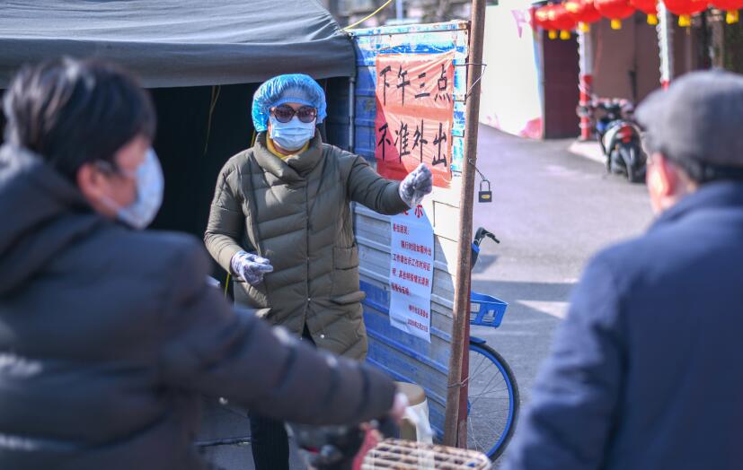 济南实施扫码凭证进出村居首日 社区防疫措施升级 