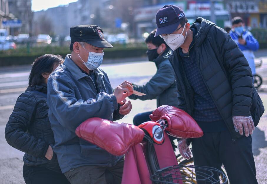 济南实施扫码凭证进出村居首日 社区防疫措施升级 