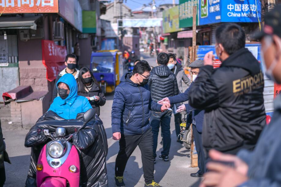 济南实施扫码凭证进出村居首日 社区防疫措施升级 
