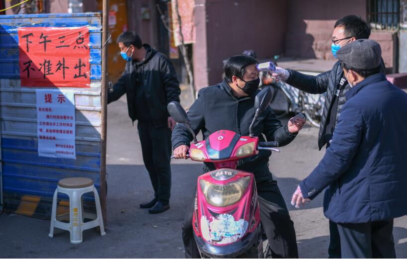 济南实施扫码凭证进出村居首日 社区防疫措施升级 