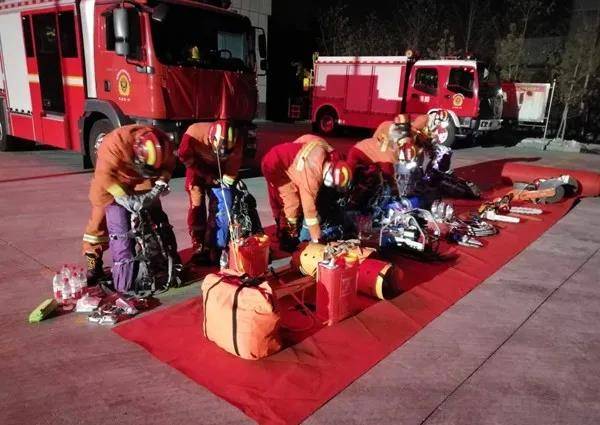 伽师县5.1级地震 消防救援队伍奔赴现场