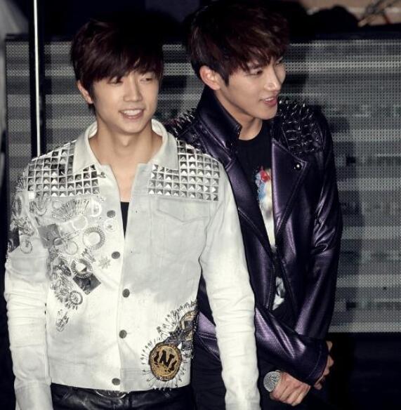 与粉丝直播聊天！“在家退伍第一人”2PM张祐荣退伍