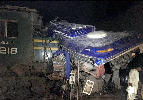 时速60公里 巴基斯坦一辆火车与巴士相撞 事故原因是什么？