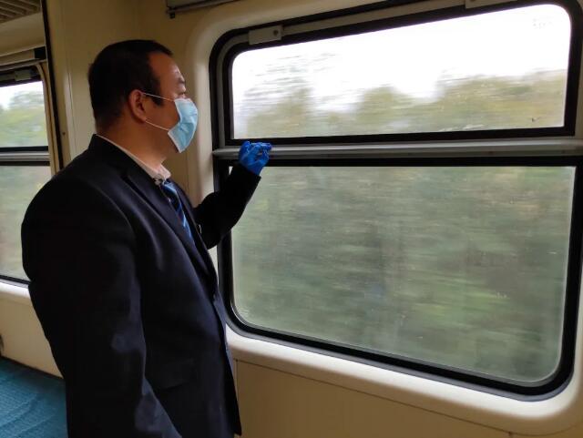 他们的故事，感动着我们丨战“疫”中的铁路人