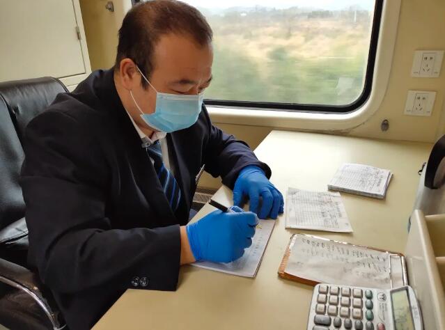 他们的故事，感动着我们丨战“疫”中的铁路人