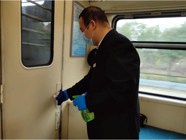 他们的故事，感动着我们丨战“疫”中的铁路人