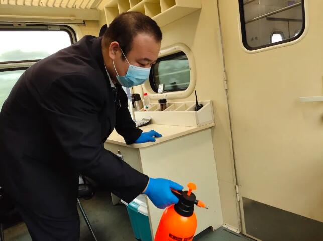 他们的故事，感动着我们丨战“疫”中的铁路人