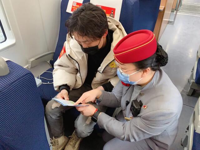 他们的故事，感动着我们丨战“疫”中的铁路人