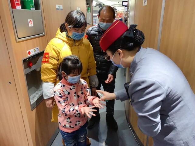 他们的故事，感动着我们丨战“疫”中的铁路人