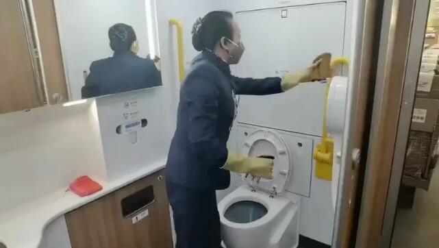 他们的故事，感动着我们丨战“疫”中的铁路人