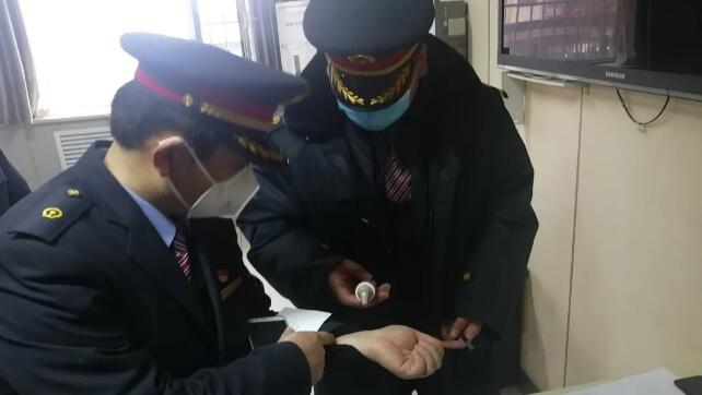 他们的故事，感动着我们丨战“疫”中的铁路人