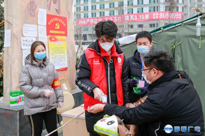 夫妻档、父子兵、姐妹花……他们的抗疫故事动人心