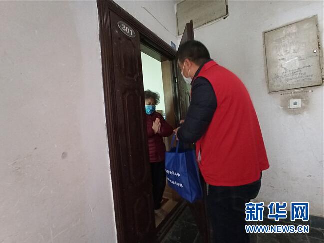 武汉：基层“最美逆行者”搭建为民服务桥梁
