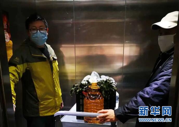 武汉：党员进入小区一线抗疫