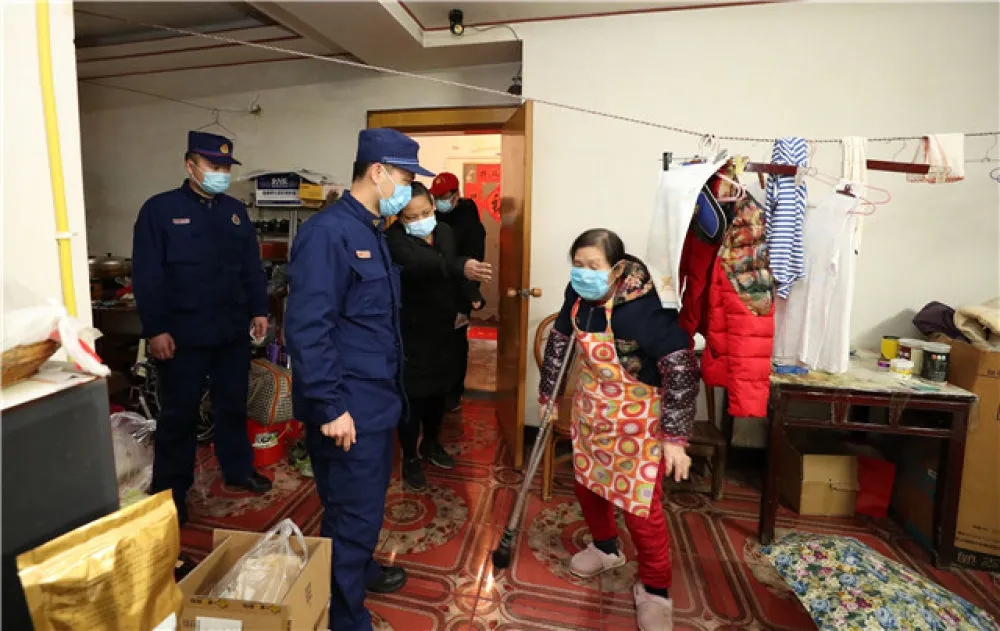 “疫”线闪耀“火焰蓝”——记奋战湖北抗疫一线的消防救援队伍