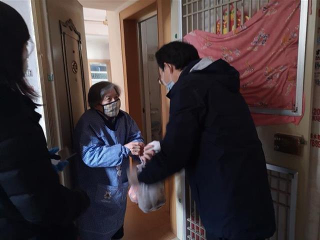 136位八旬老人有群志愿者儿女