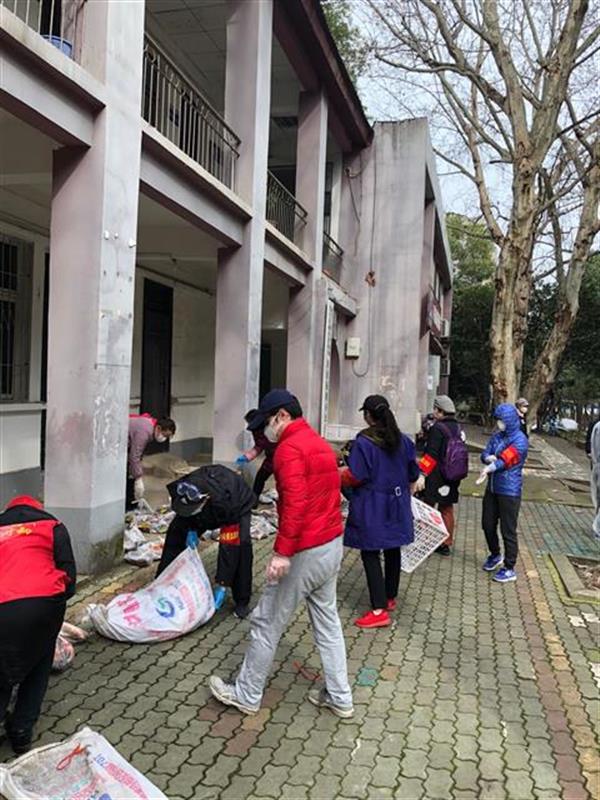 136位八旬老人有群志愿者儿女